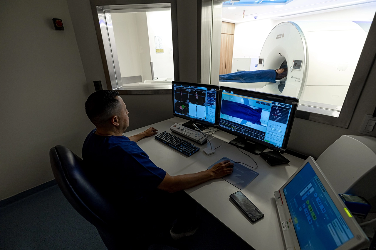 Especialista realizando un estudio a paciente mediante el equipo PET/CT del Centro Médico ABC. Especialista realizando un estudio a paciente mediante el equipo PET/CT del Centro Médico ABC.