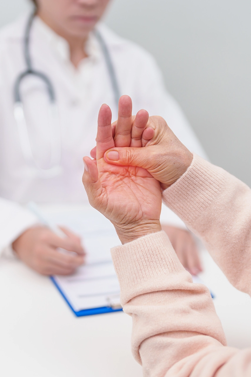 Mujer que presenta artritis reumatoide, una de las enfermedades autoinmunes, muestra su mano al especialista.